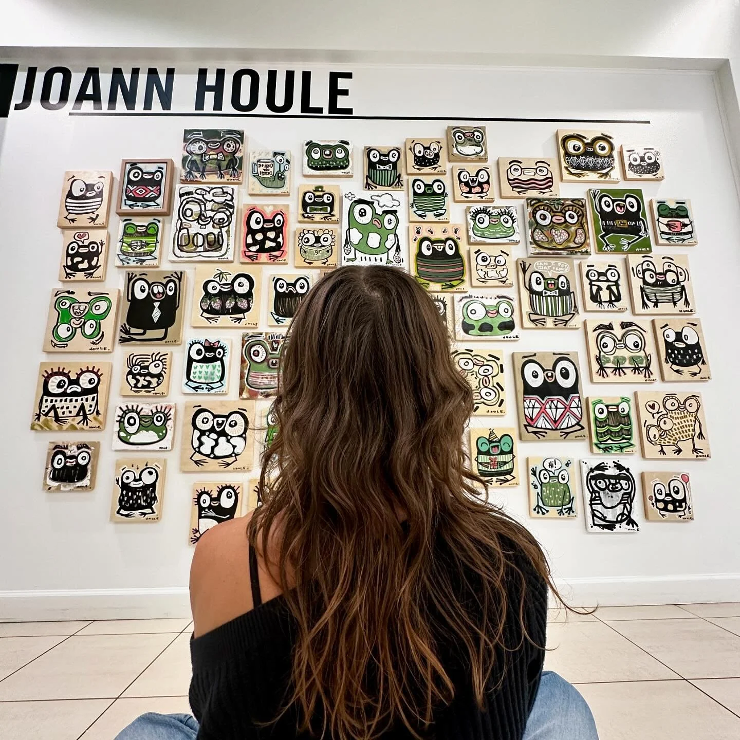 🎵 62 paintings of frogs on a wall, 62 paintings of frogs&hellip;2 got adopted and whaddaya got, 60 paintings of frogs to adopt! 🎶🐸
.
Come see my Frog Wall (and 79 other new pieces) now thru Nov 30 at Saks! 
.
Bob Moss
Sept 20 - Nov 30
Saks Fifth A