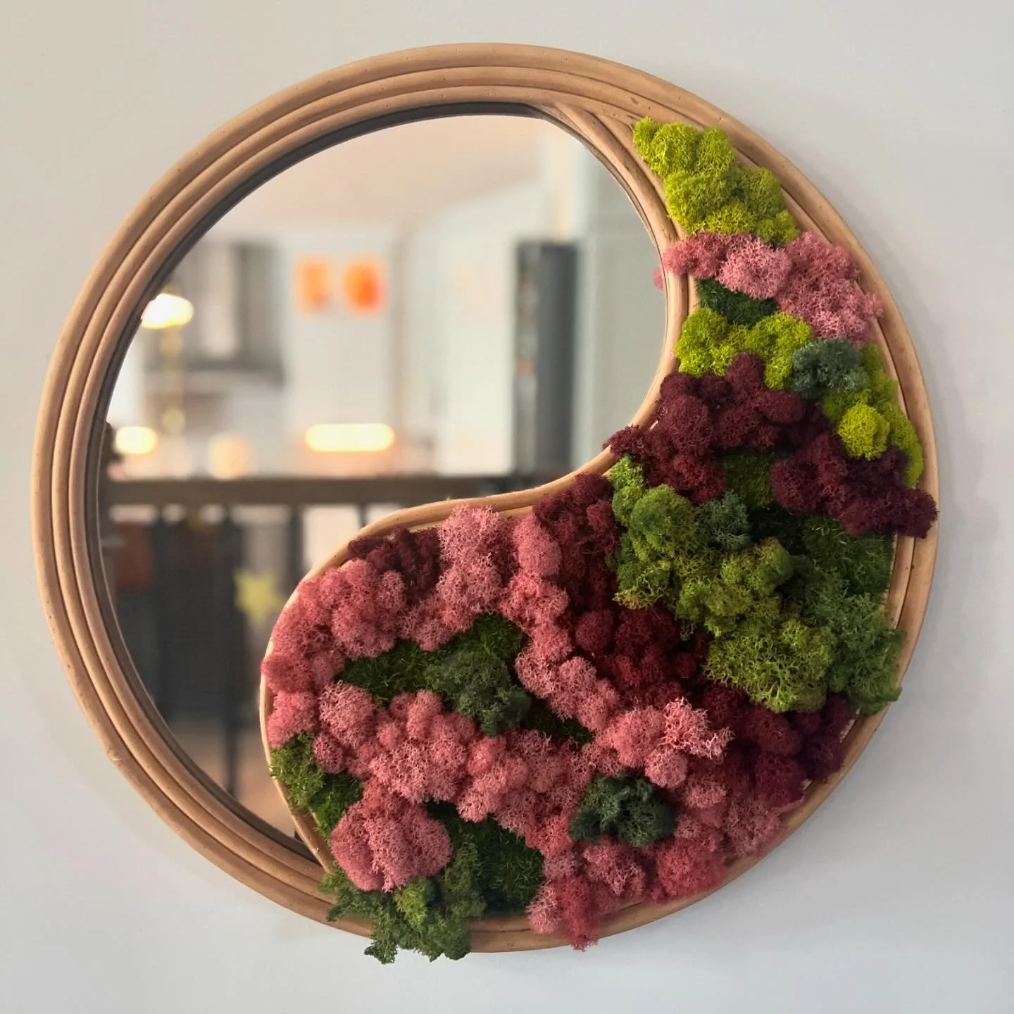 I made a couple Yin Yang moss mirrors for my show&hellip;I&rsquo;ve never worked with moss til this year. It was def a learning curve but I love interior decorating and this was a fun project. 💕 Available at joannhoule.com 
.
Yin Yang Mirror #2
Pres