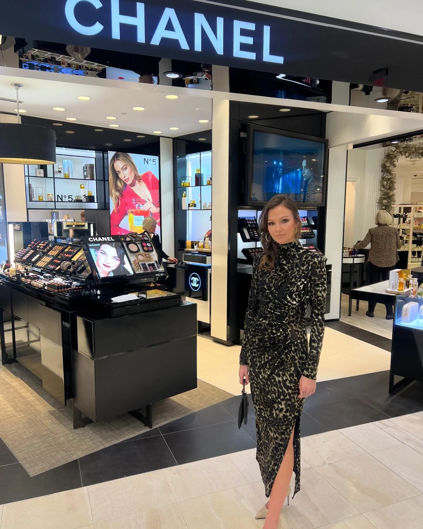 Got a lil glam makeover for my Saks gallery party last weekend! It was so much fun having two talented creatives do whatever they envisioned to pull this look together and dude they did me sooo right! ✨🫶✨
.
Makeup + pic by: @alicein_vogue @chanel.be