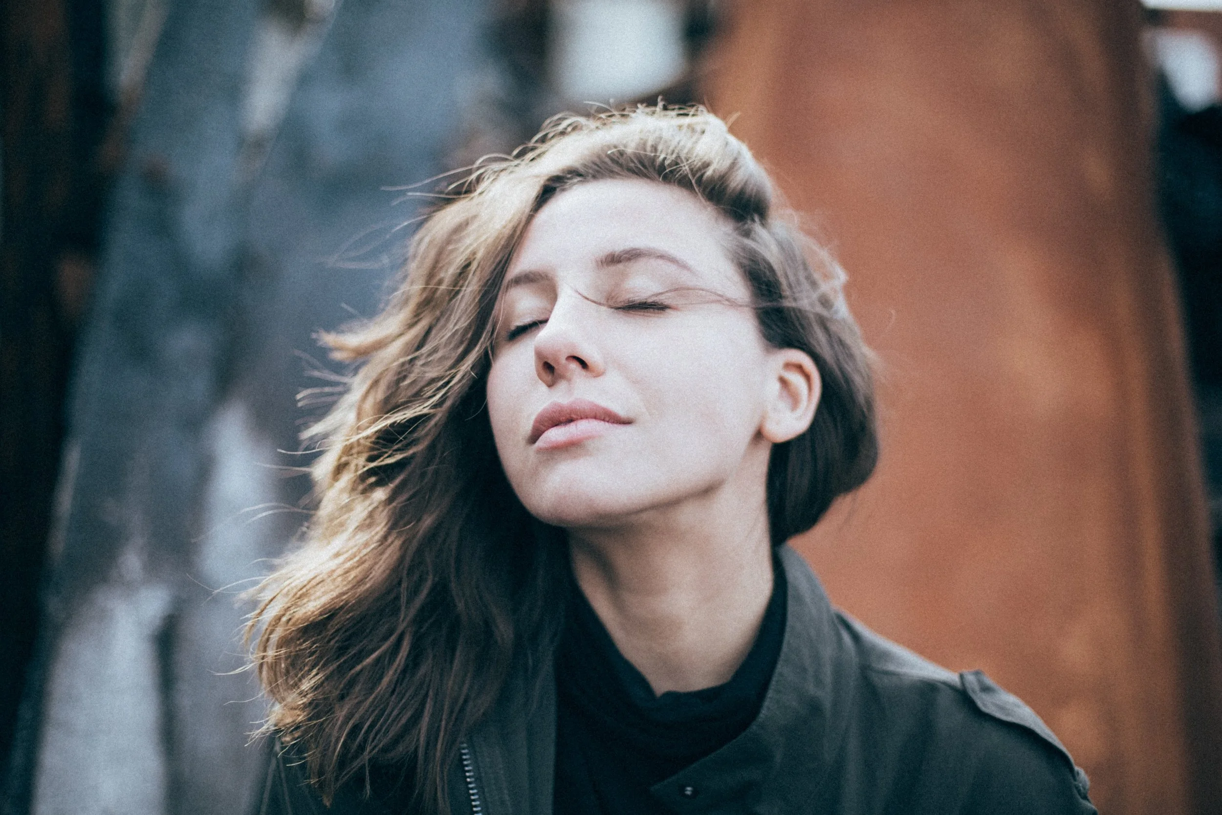 Woman looking up. Rebecca Murauskas. Life Coach for Professionals.