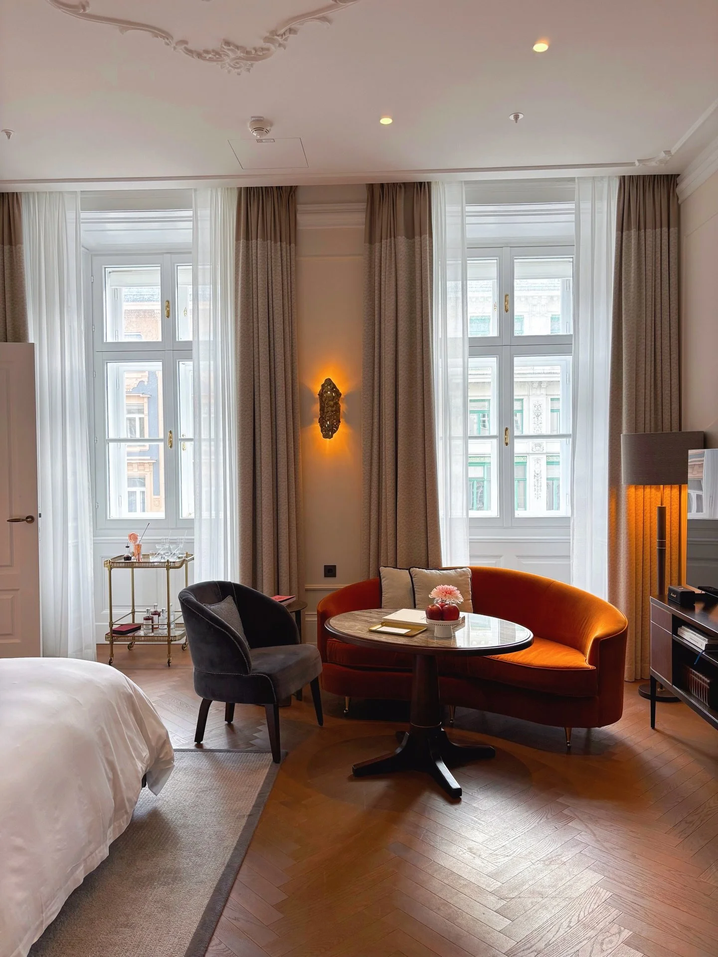 The hotel I&rsquo;d book every time for clients visiting Vienna&hellip;

@rosewoodvienna is set in a beautifully restored historic building in the heart of the Old Town. The design feels elegant yet modern, with spacious rooms, marble bathrooms, and 