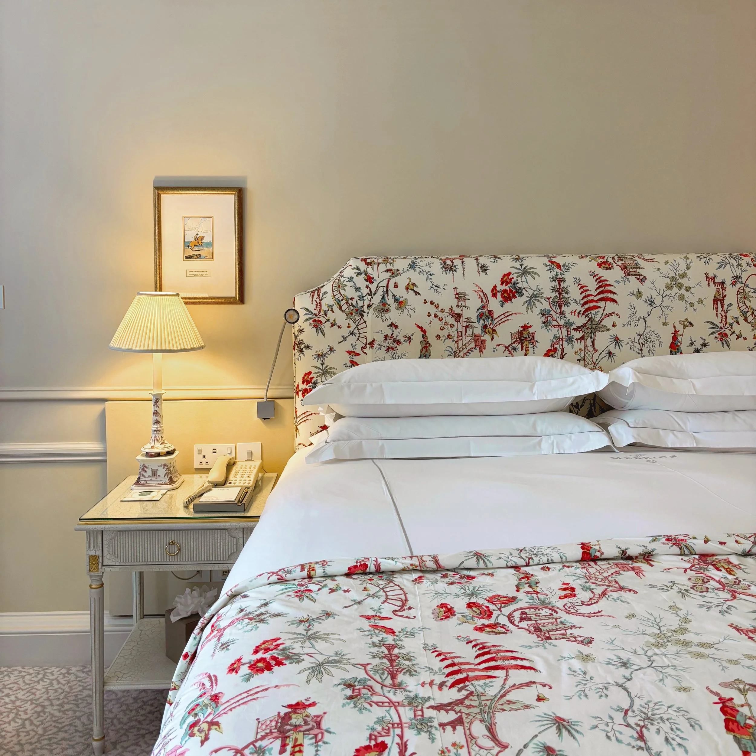 A Dublin classic!

The Merrion feels less like a traditional hotel and more like staying in an elegant residence. Quiet courtyards, cozy fireplaces, beautiful rooms, and the kind of atmosphere that feels especially perfect on a rainy Dublin afternoon