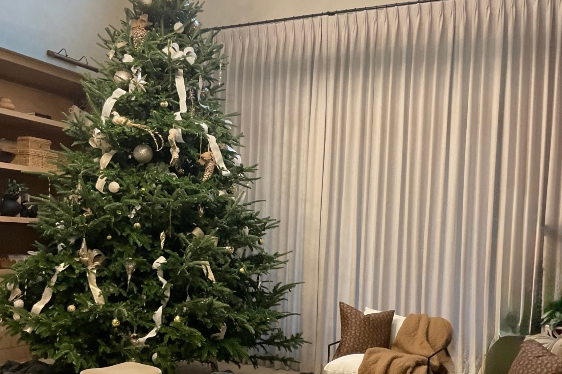 Holiday Window Styling: Elegant Ways to Dress Your Windows for Festive Gatherings