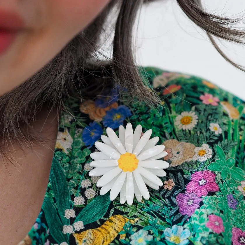 EBCM101 Cut-leaf Daisy Simplified Mini Brooch  (1).JPG