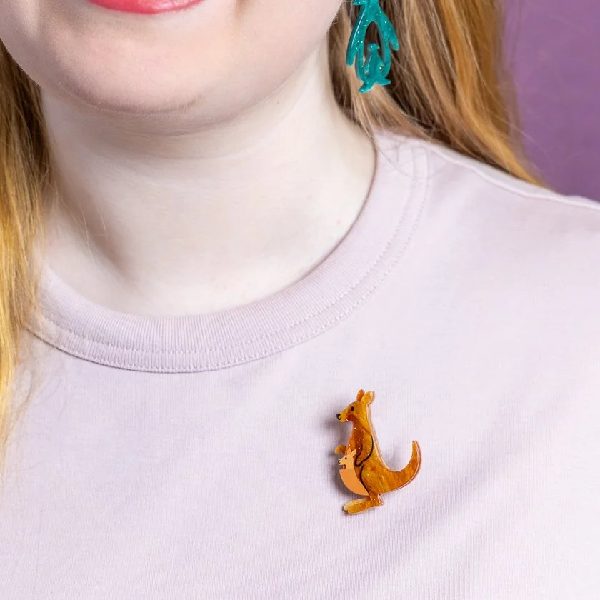 EBDZ103 Kangaroos Simplified Mini Brooch.JPG