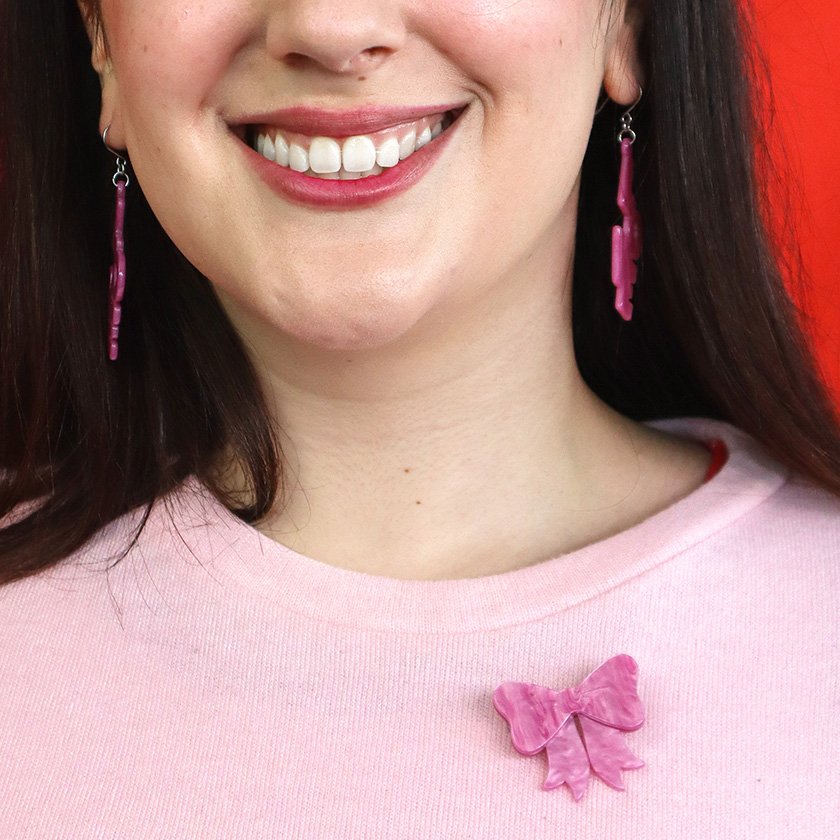 EBCS106 Sweet Bow Simplified Mini Brooch MODEL.jpg