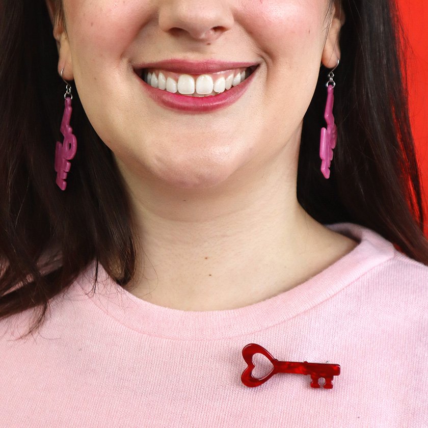 EBCS103 Heart Key Simplified Mini Brooch MODEL.jpg