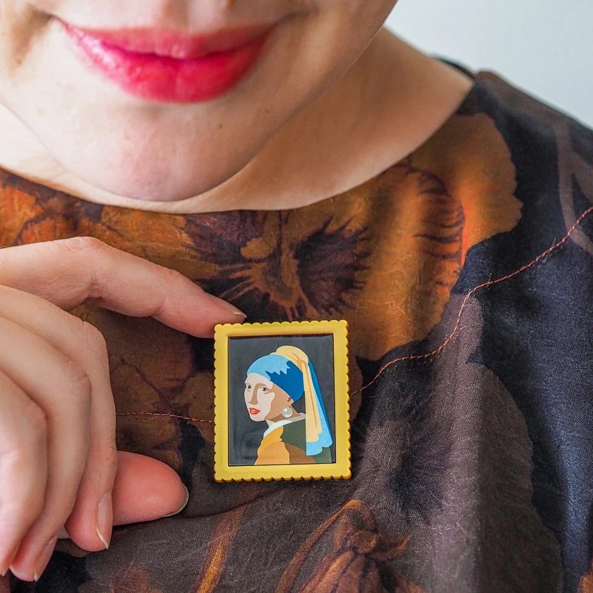 EBEA106 Vermeer Simplified Mini Brooch (2).JPG