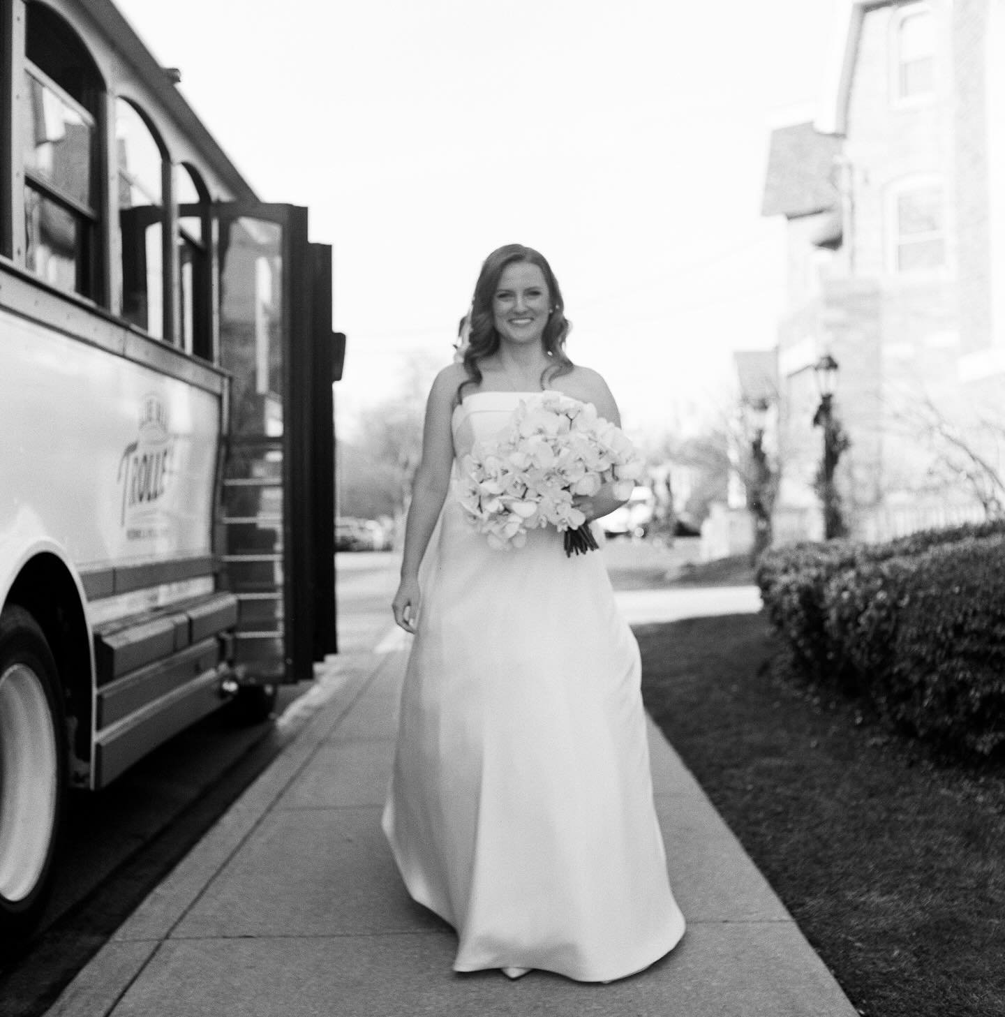 We call this the Pearl walk off 😎 Picture yourself walking off the trolley and into your dream ✨ceremony!✨

. 
. 
#pabride #buckscounty #montcopa #paweddingideas #paweddings #pawedding #paweddingplanner #paevents #paweddingphotographer #paengagedcou