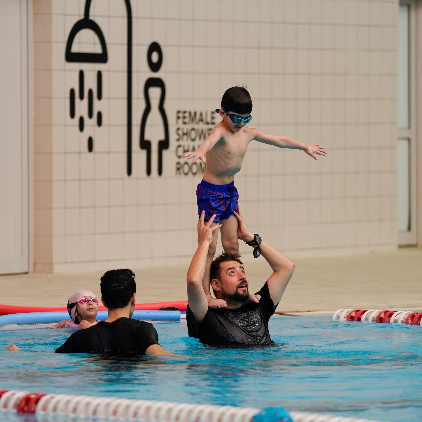 Our swim program builds confidence in our little swimmers ❤️

#swimmingpool #swimacademy #kuwait