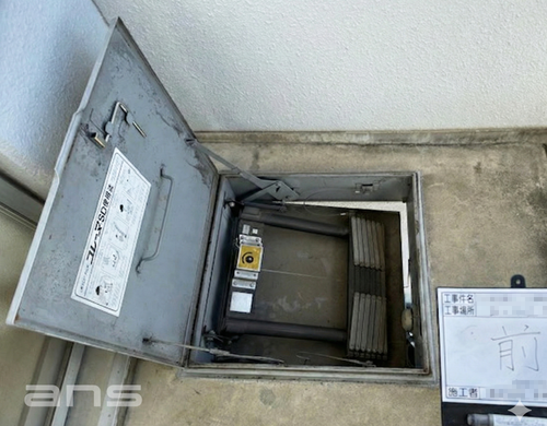 下蓋が中途半端に開きちゅうぶらりんの状態になっています。