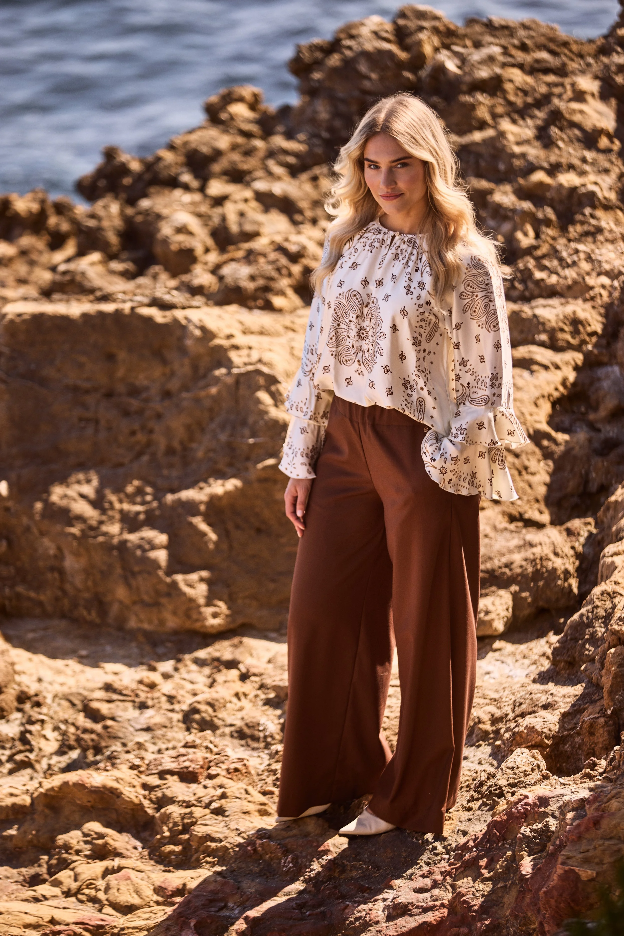 Lieve pants espresso, asra blouse paisley 3.jpg