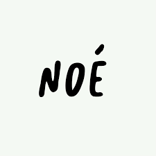 Le nom « NOÉ » écrit en lettres noires sur fond clair.