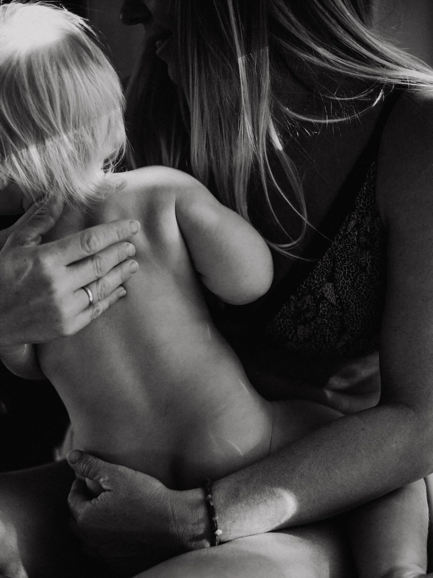 Out of all the things you&rsquo;ll never get back, holding your child when they&rsquo;re little has to be the most difficult part to let go of. Cherish the memories that will be immortalised 🤍

#motherhoodismagic #motherhoodphotographer #motherhoodp