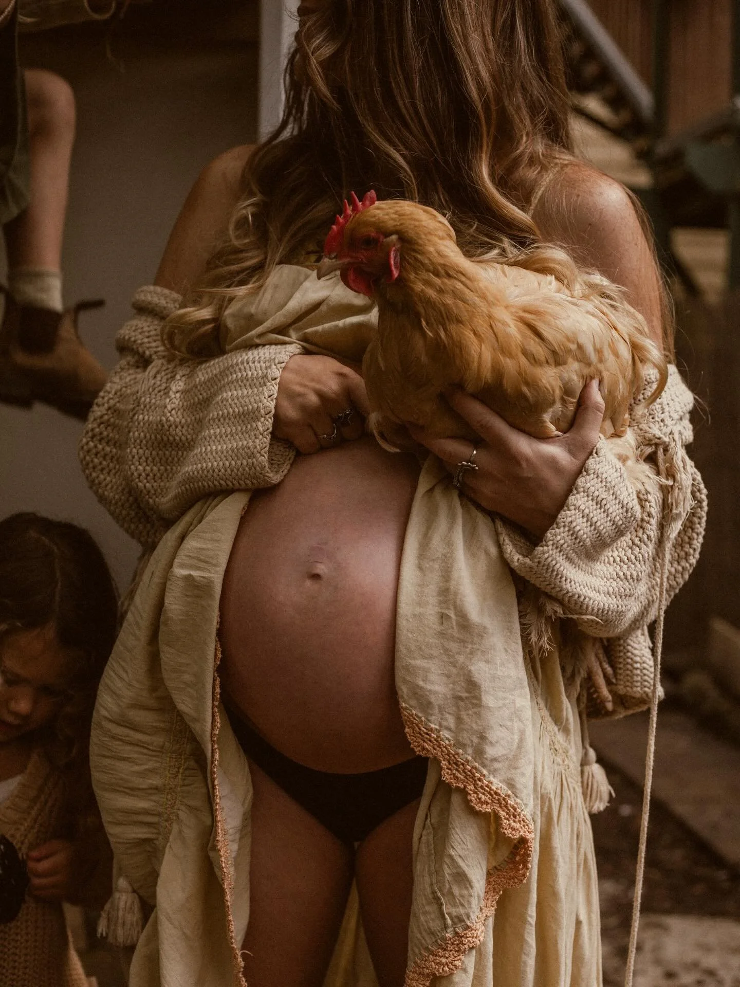 Chickens and baby bellies &mdash; this is country living 🐓