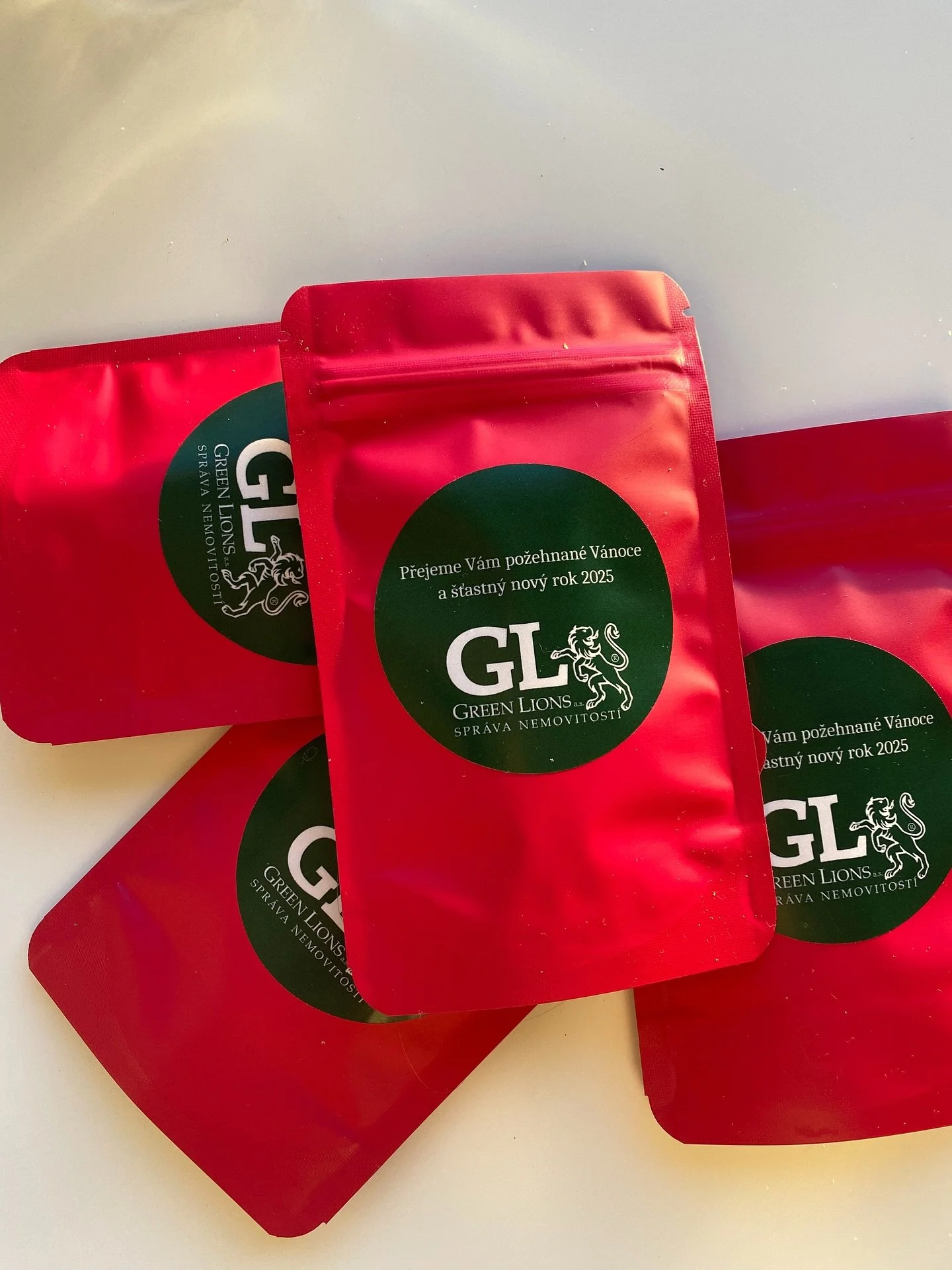 ✨ D&aacute;rky pro va&scaron;e klienty, kter&eacute; potě&scaron;&iacute; nejen tělo, ale i du&scaron;i ✨
Letos jsem měla tu čest vytvořit limitovanou edici d&aacute;rkov&yacute;ch čajů pro klienty společnosti Green Lions, kter&aacute; se věnuje spr&