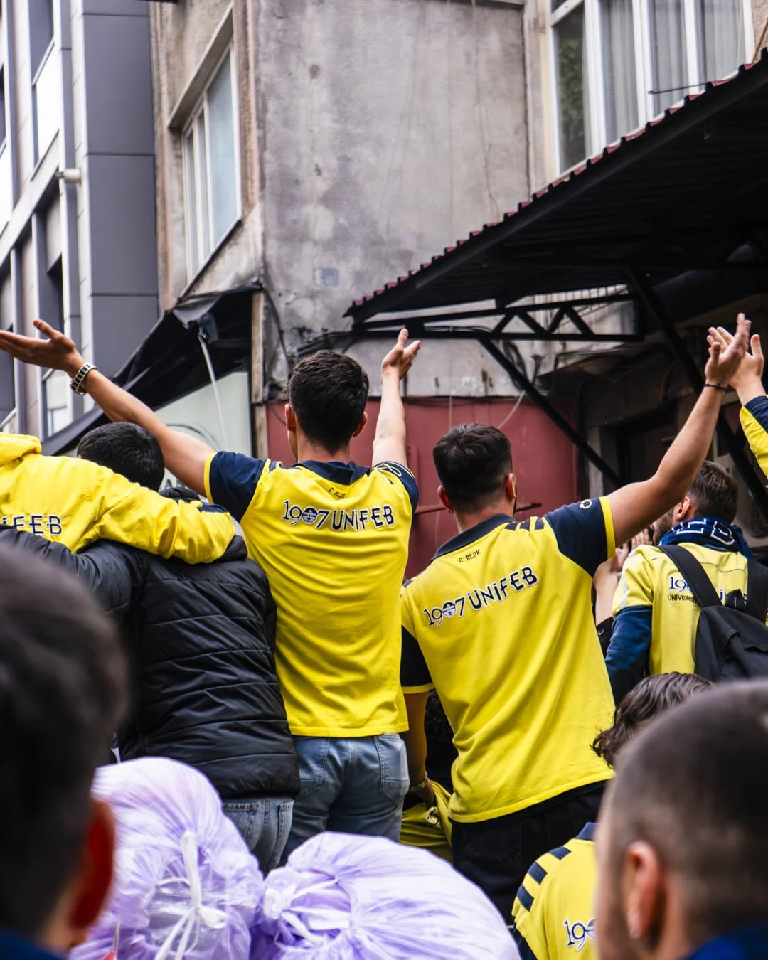 Istanbul_03_PreGameCrowd-17.jpg