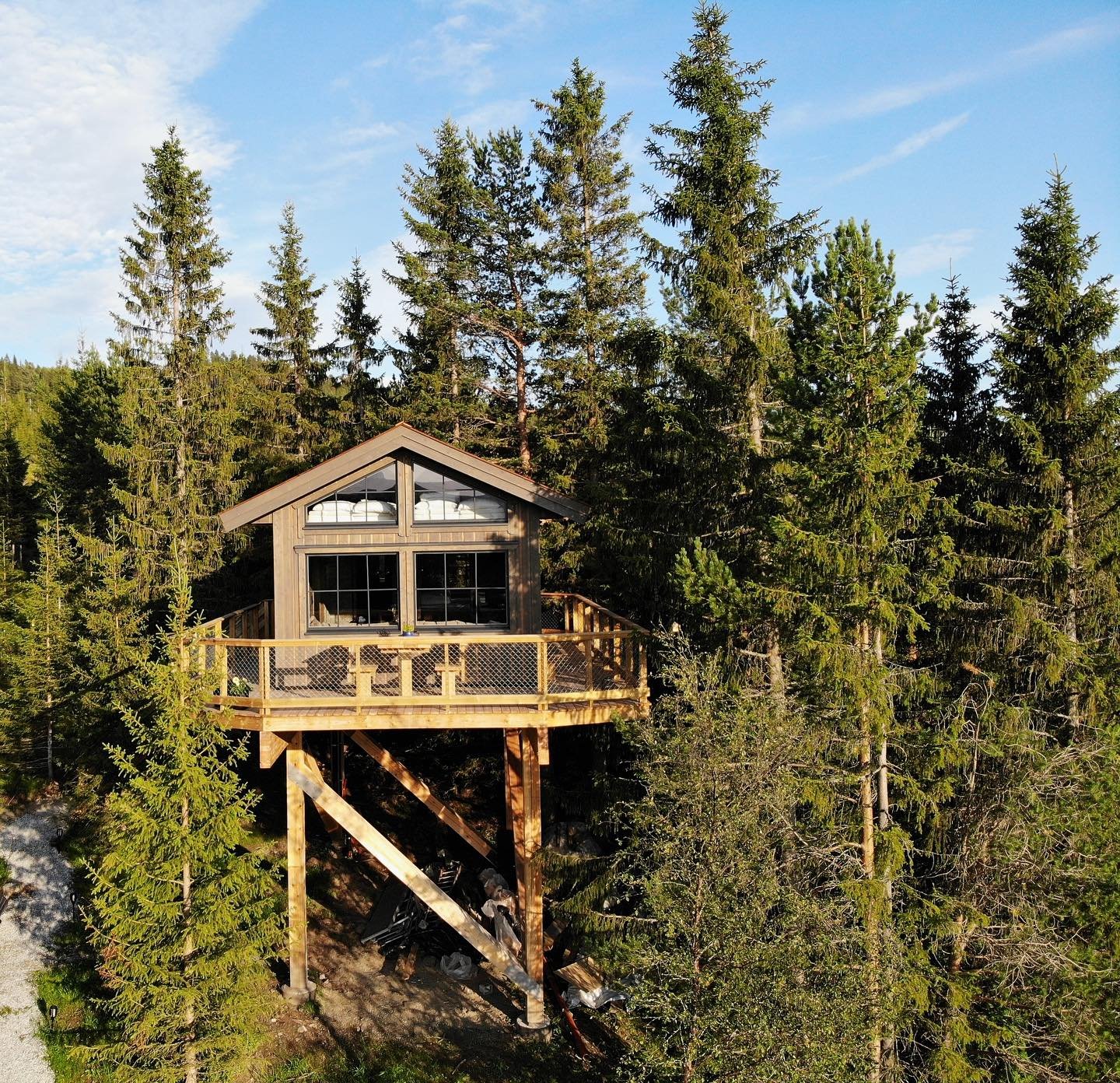 Lengter du etter skogens dype ro? I &Aring;l finner du tretopphytta hvor du kan nyte den flotte naturen og n&aelig;rheten til dyrene 🤩

#visitnorway #cabin #tretopphytte #utleie ##norway