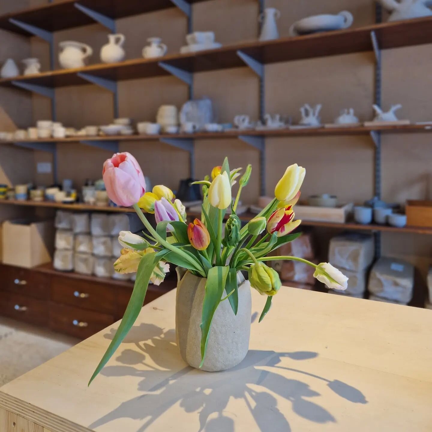 Quand Pascale passe &agrave; l'atelier c'est toujours plus joli apr&egrave;s 🤩
Merci @cyclefarmfleurs 

#flowers #vase #bouquet #tulipes #handmade #artisanat #decoration #ceramique #atelieruccle #homedecoration