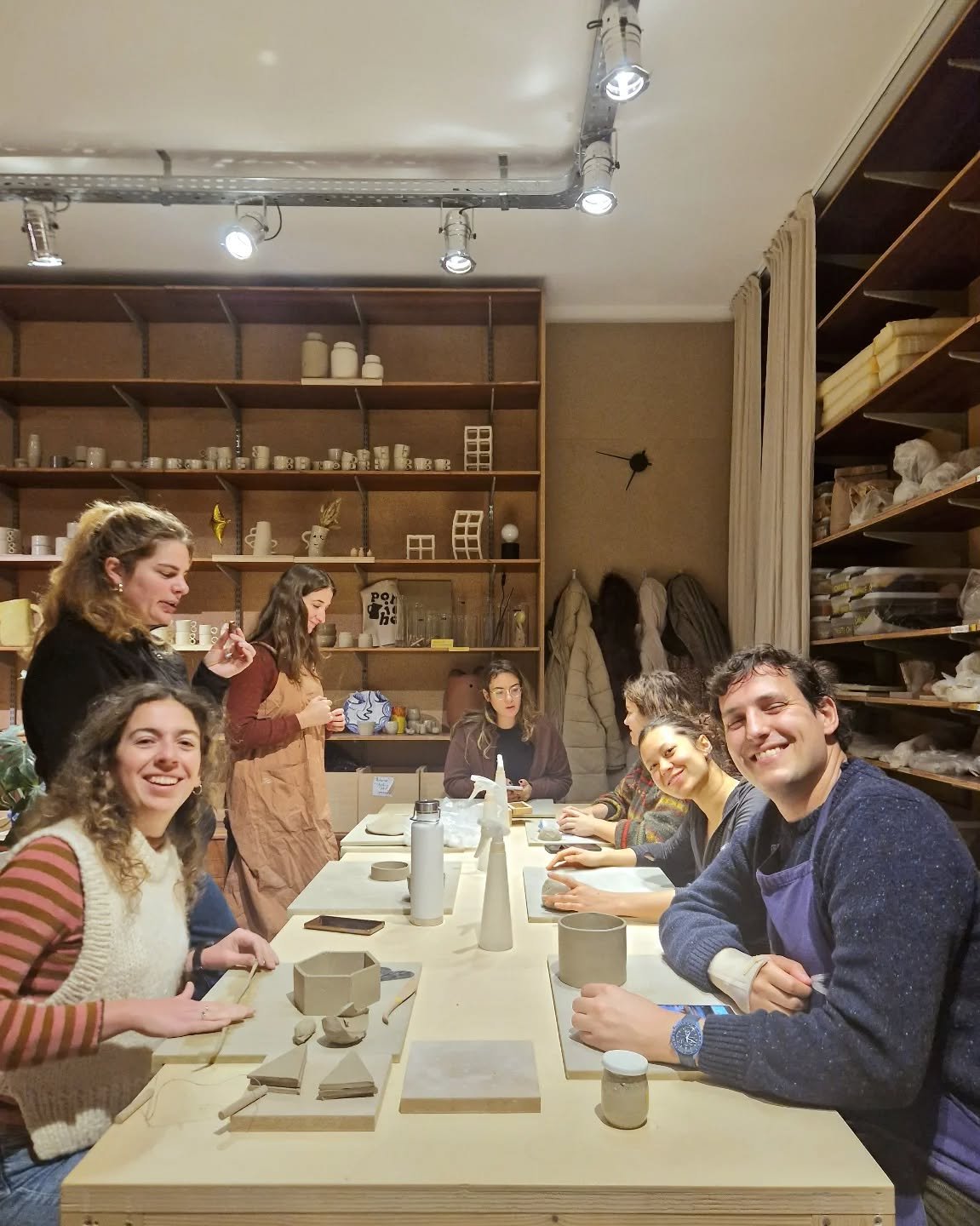 VOUS FAITES QUOI LE MERCREDI SOIR?
Chez Potiche c'est cours hebdo de modelage!

Avec @anaidillustration vous apprendrez les 3 techniques de base du modelage et r&eacute;aliserez vos premi&egrave;res cr&eacute;ations en c&eacute;ramique ou vous approf