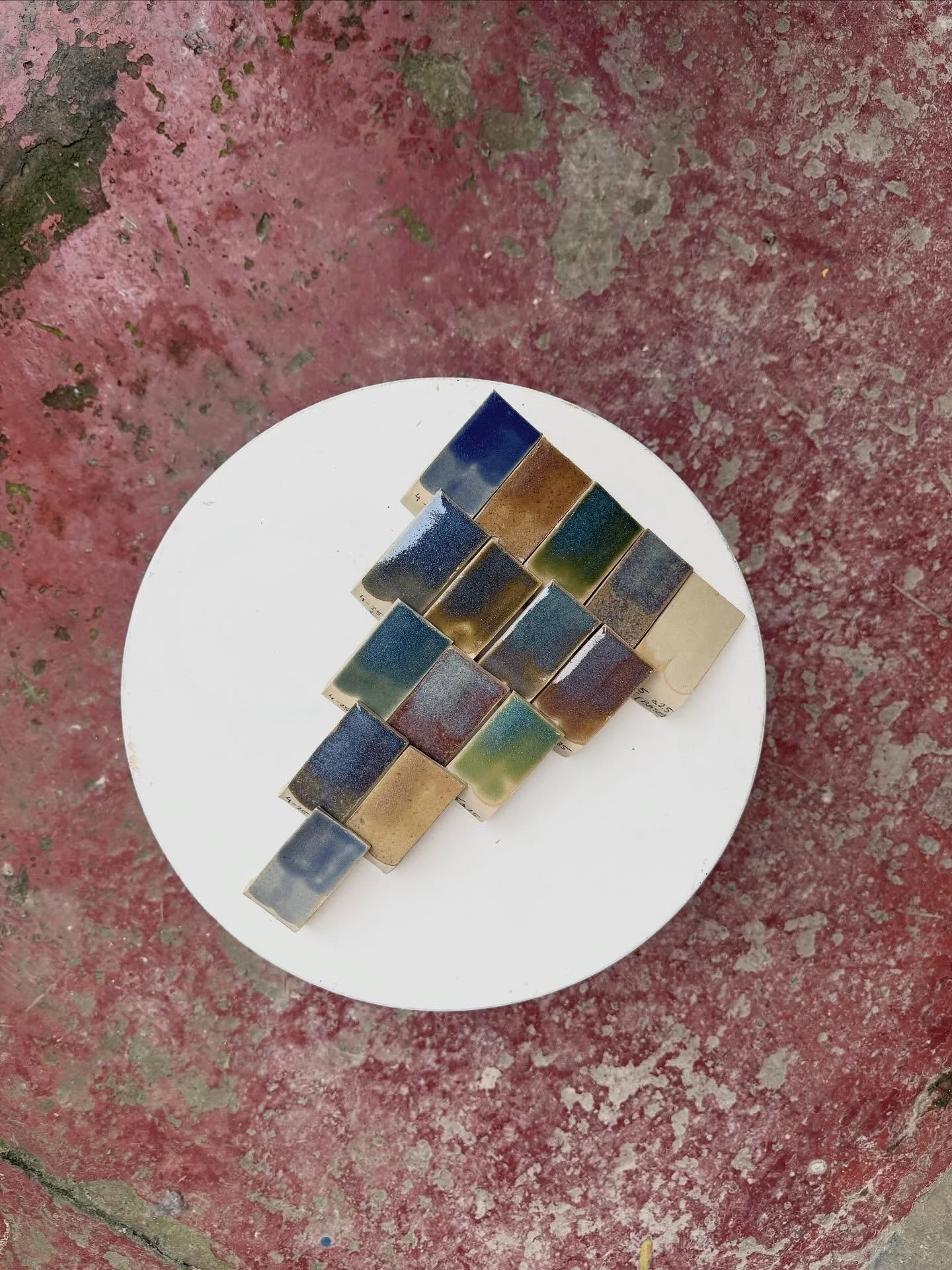 RECHERCHE EN COURS

On vous en parle depuis longtemps voici un petit &eacute;chantillon de notre travail actuel sur les &eacute;maux.
Apr&egrave;s plusieurs tests on va isoler nos tuiles pr&eacute;f&eacute;r&eacute;es et on testera le rendu &agrave; 