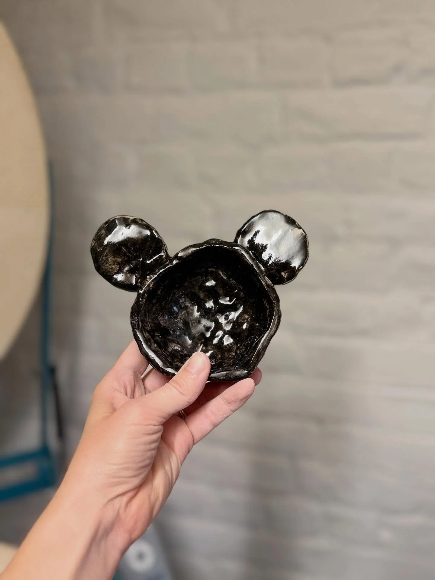 On a vid&eacute; un four !
Une belle fourn&eacute;e de pi&egrave;ces r&eacute;alis&eacute;es lors des cours de modelage et des ateliers pour petits et grands.

Toujours cette m&ecirc;me excitation &agrave; l&rsquo;ouverture&hellip; des surprises, des