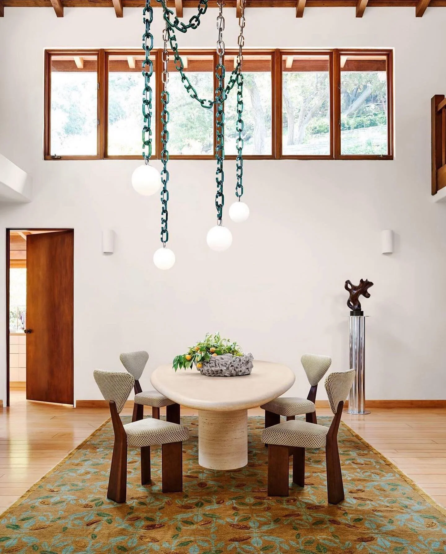 @christopherfarrdesign Bean hand knotted wool and silk rug by @communedesign and @trueing_studio chain link chandelier in the home of @emmachamberlain beautifully designed by @proem_studio and featured in the November issue of @archdigest 

Repost fr
