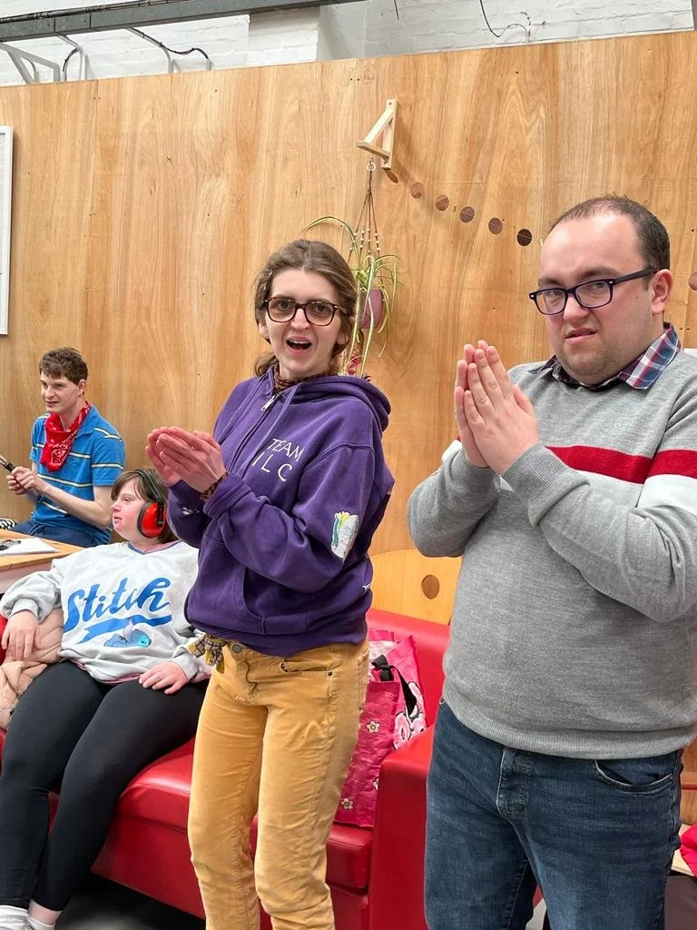 Tra la la la la……