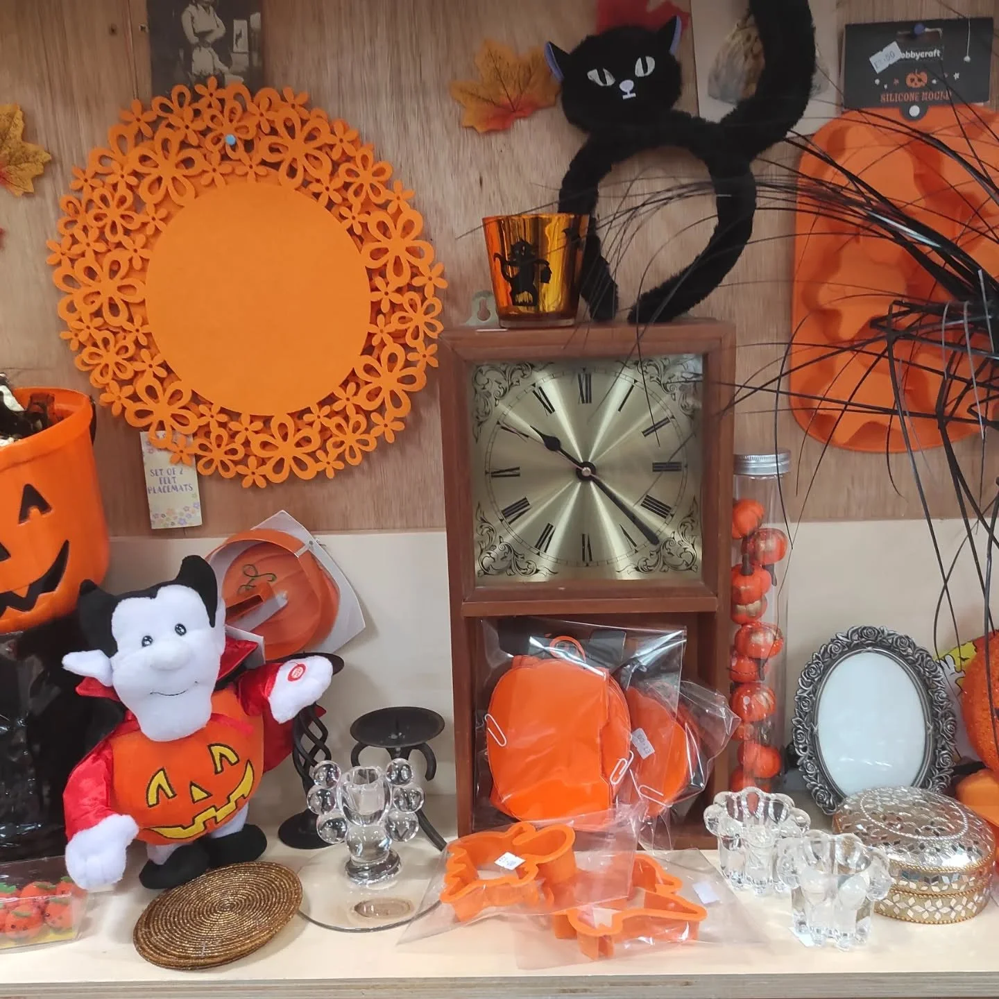 Our Halloween 👻🎃 shelf appeared as by magic ✨🪄. Also, we have in stock paper bags in a very Halloween 🎃 colour....all ready to be filled in with treats .....no tricks here 😊 
#scrapstore #scrapbooking #Halloween #scrapstoreyeaovil #shoplocal #ar