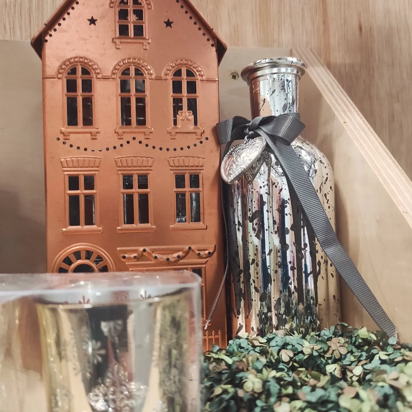 It is mid November and 🎄 Christmas is taking over Trace our pop-in shop here at the Hub Scrapstore. From decs, wreath making accessories, fabric, arts and crafts, gifts to stocking fillers plus a bit of Christmas magic 🪄✨ so something for everybody