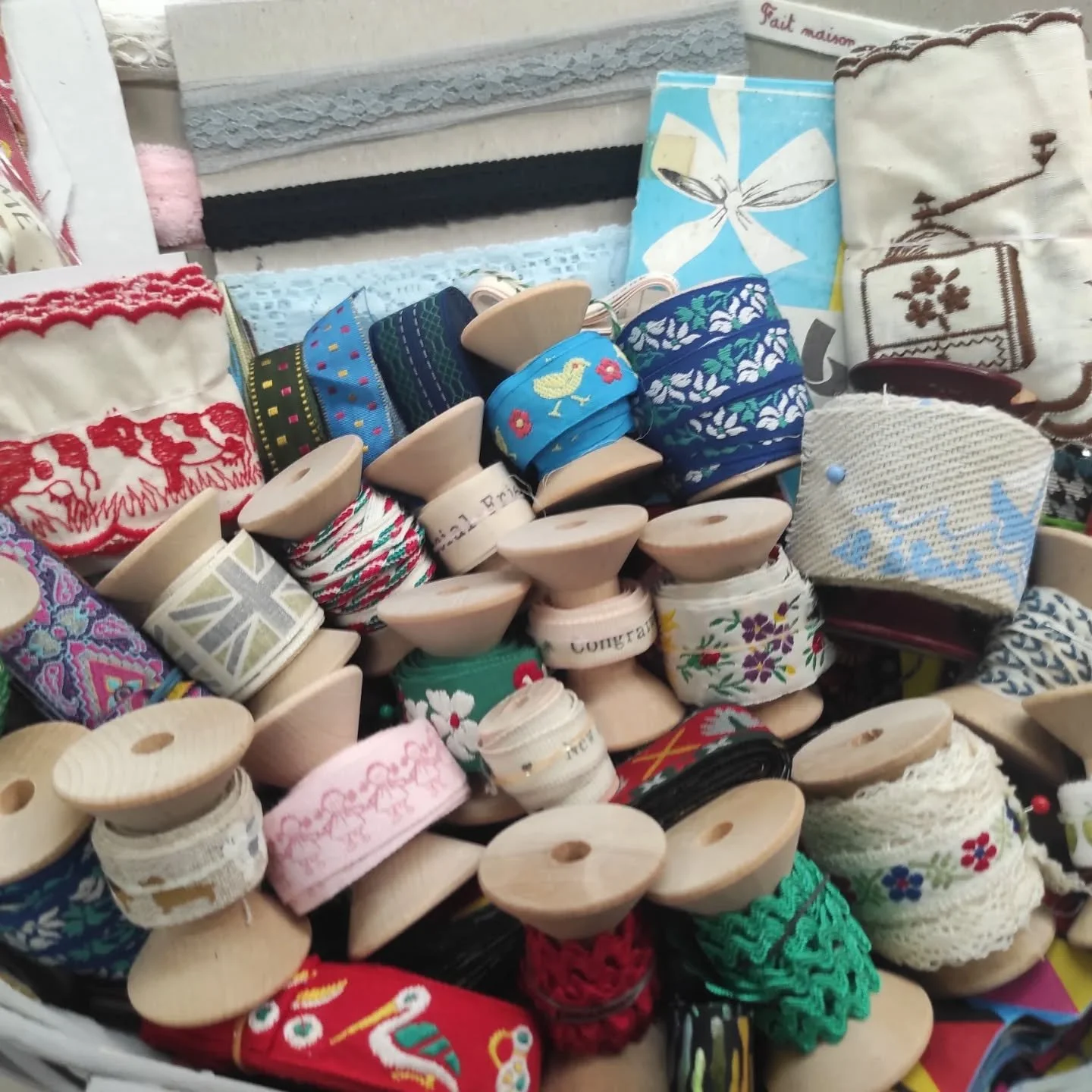 Look at these beautiful trimmings, some vintage, some modern. They will be fantastic for any textile projects and creations. Find them here at the Hub Scrapstore beautifully presented on wooden 🧵 spools #trimmings #fabric #yeovilscrapstore #textile 