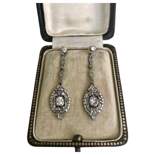 Exquisite Art Deco Earrings in Platinum , Diamonds and Natural Pearl