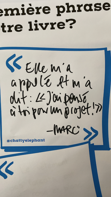 Une page de livre avec une citation écrite à la main, disant : « Elle m'a rappelé et m'a dit : 'J'ai pensé à toi pour un projet!' - Marc »