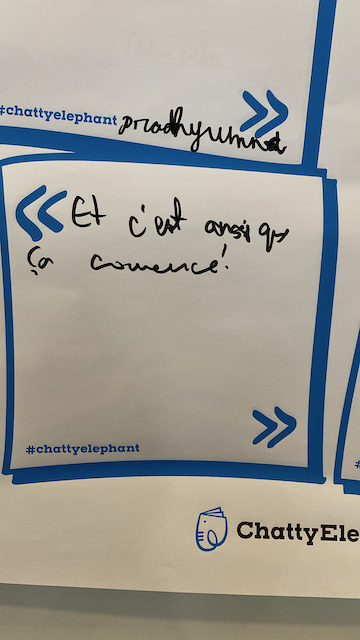 Une feuille de papier avec un message écrit à la main en français dans une bulle de dialogue. Le message dit : « et c'est ainsi que ça commence ». Il y a un logo de ChattyElephant en bas avec une silhouette d'éléphant stylisée, et le hashtag #chattye