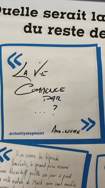 Une affiche avec une citation manuscrite en français, évoquant la vie qui commence et mentionnant une légende familiale avec une anecdote, signée par Avo-Nyme, accompagnée de hashtags et d'une mise en page avec des guillemets bleus.