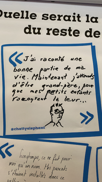 Une affiche avec deux citations écrites à la main, sur un fond blanc, encadrée de bleu, contenant une caricature d'une personne avec des lunettes, et un hashtag #chattyelephant.