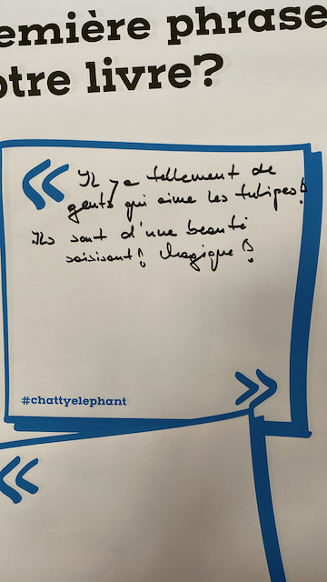Une note manuscrite en français à l'intérieur d'une bulle de dialogue bleue, posé sur une affiche blanche, avec un hashtag en bas, question en haut.