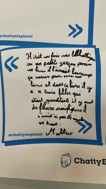 Note manuscrite en français écrite à la main, encadrée d'un décor bleu avec des flèches et hashtags.