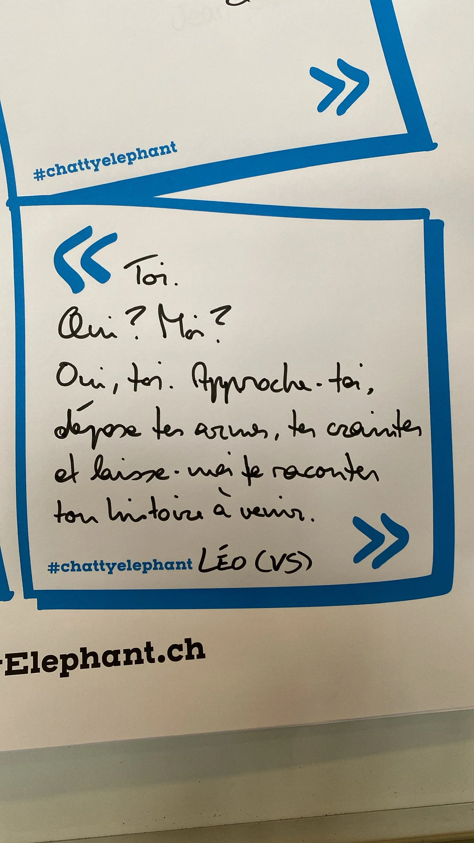 Une note manuscrite en français dans un encadré bleu, parlant d'approcher quelqu'un et de raconter son histoire, signé Léo (VS), avec le hashtag #chattelephant.