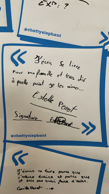 Une feuille de papier avec un message écrit en français, mentionnant l'écriture pour la famille et la déclaration d'amour, signé par Estelle Perret.