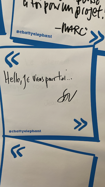 Message manuscrit en français disant "Hello, je viens pour toi..." avec des décorations en forme de guillemets bleus et le hashtag #chattyelephant