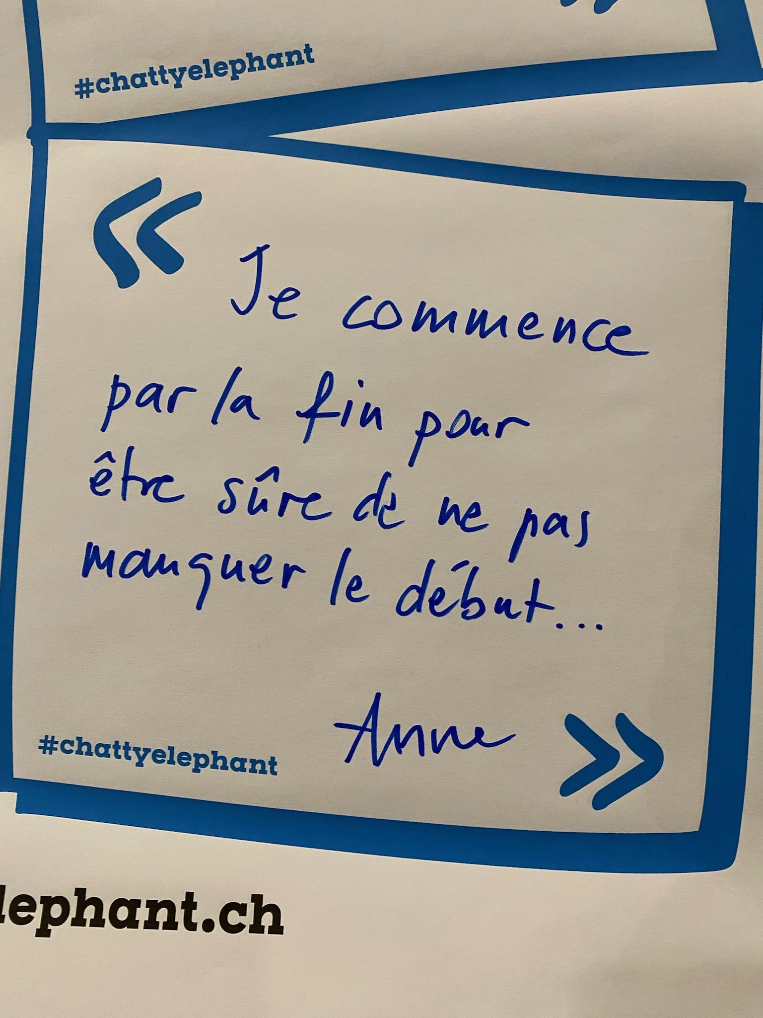 Une note écrite à la main en bleu avec le message : « Je commence par la fin pour être sûr de ne pas manquer le début... » signée Anne. En haut et en bas, il y a le hashtag #chattelephant. En bas, il y a aussi une adresse web : chattelephant.ch.