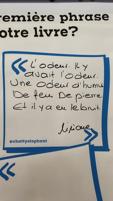 Une feuille blanche avec une citation écrite à la main, entourée d'un cadre bleu, avec le hashtag #chatteyelephant en bas. La citation parle de différentes odeurs : humain, feu, pierre, et bruit.