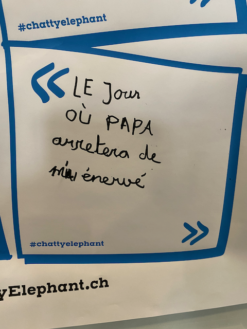 Une affiche avec une citation écrite à la main : "Le jour où Papa arrêtera de mûrir complètement".