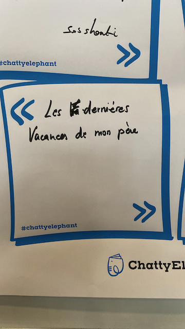 Note manuscrite indiquant 'les dernières vacances de mon père' et 'sans souci', avec des symboles de guillemets et le hashtag #chattyelephant'.