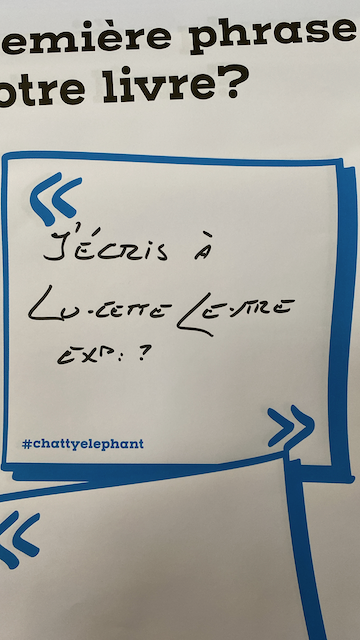 Une question écrite en français dans un cadre bleu, demandant 'J'écris à La-lette-Lettre, exp.?'