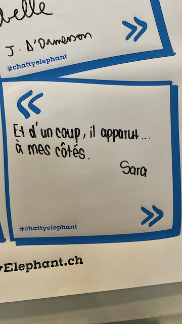 Une carte de citation avec un message écrit à la main : "Et d'un coup, il apparaît... à mes côtés." Signé par Sara, avec un cadre bleu et le hashtag #chattyelephant.