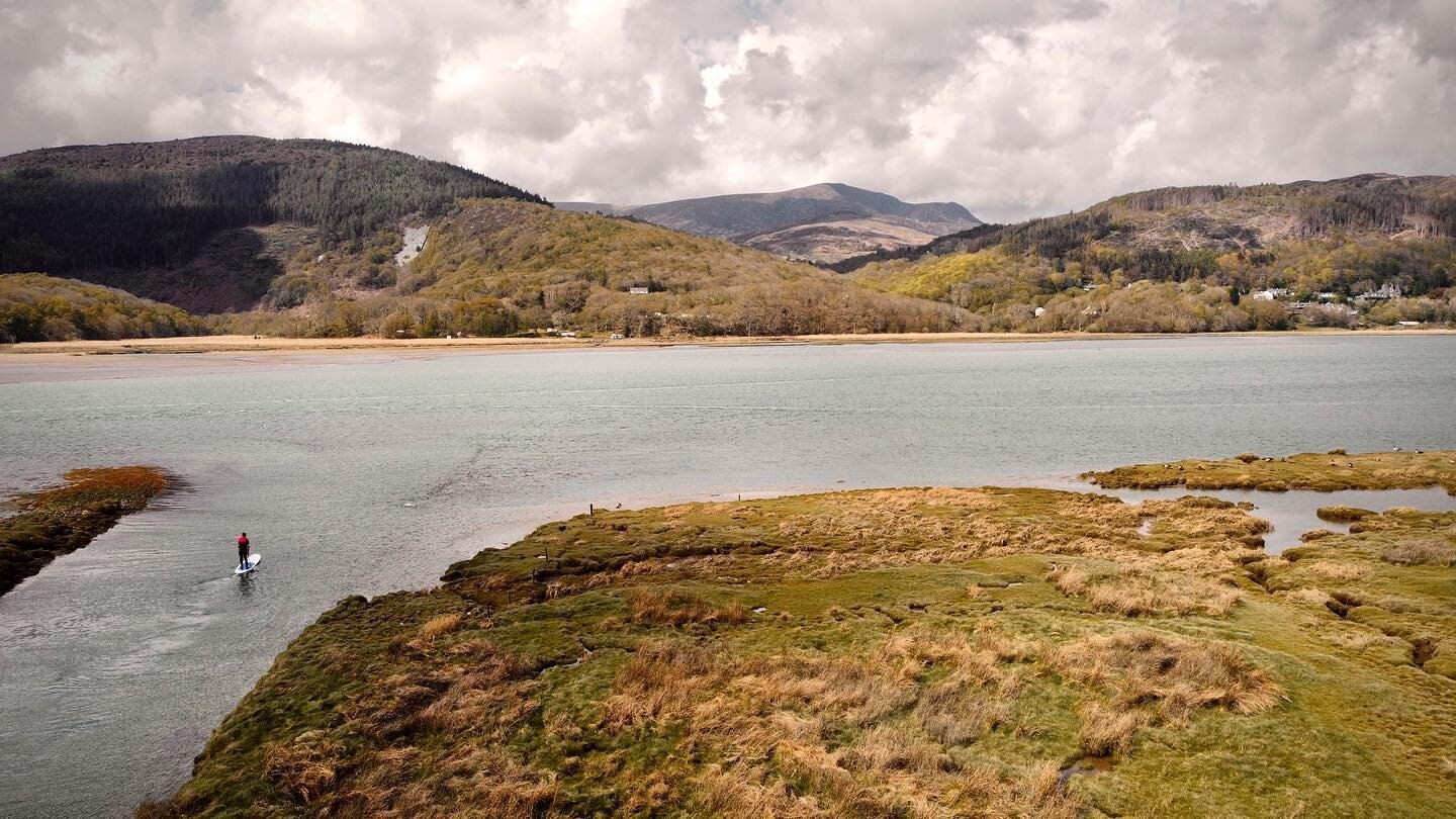 Autumn may be setting in but it&rsquo;s not too late to escape to Snowdonia...beat the crowds and don&rsquo;t forget your paddle board! 

📸: @claudia_the_caddy launching onto the Mawddach five minutes walk from our site!