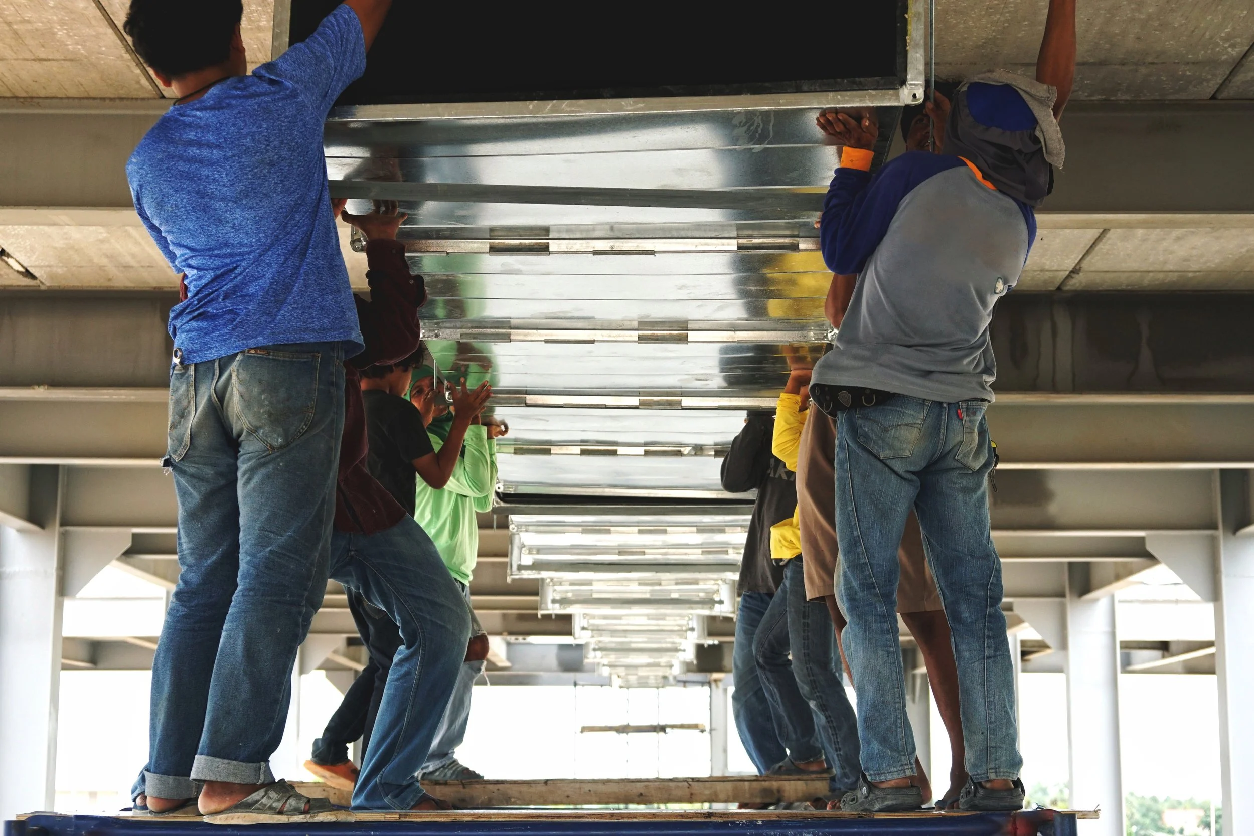 workers-are-helping-to-raise-the-cool-air-duct-of-2021-10-13-00-39-56-utc.jpg