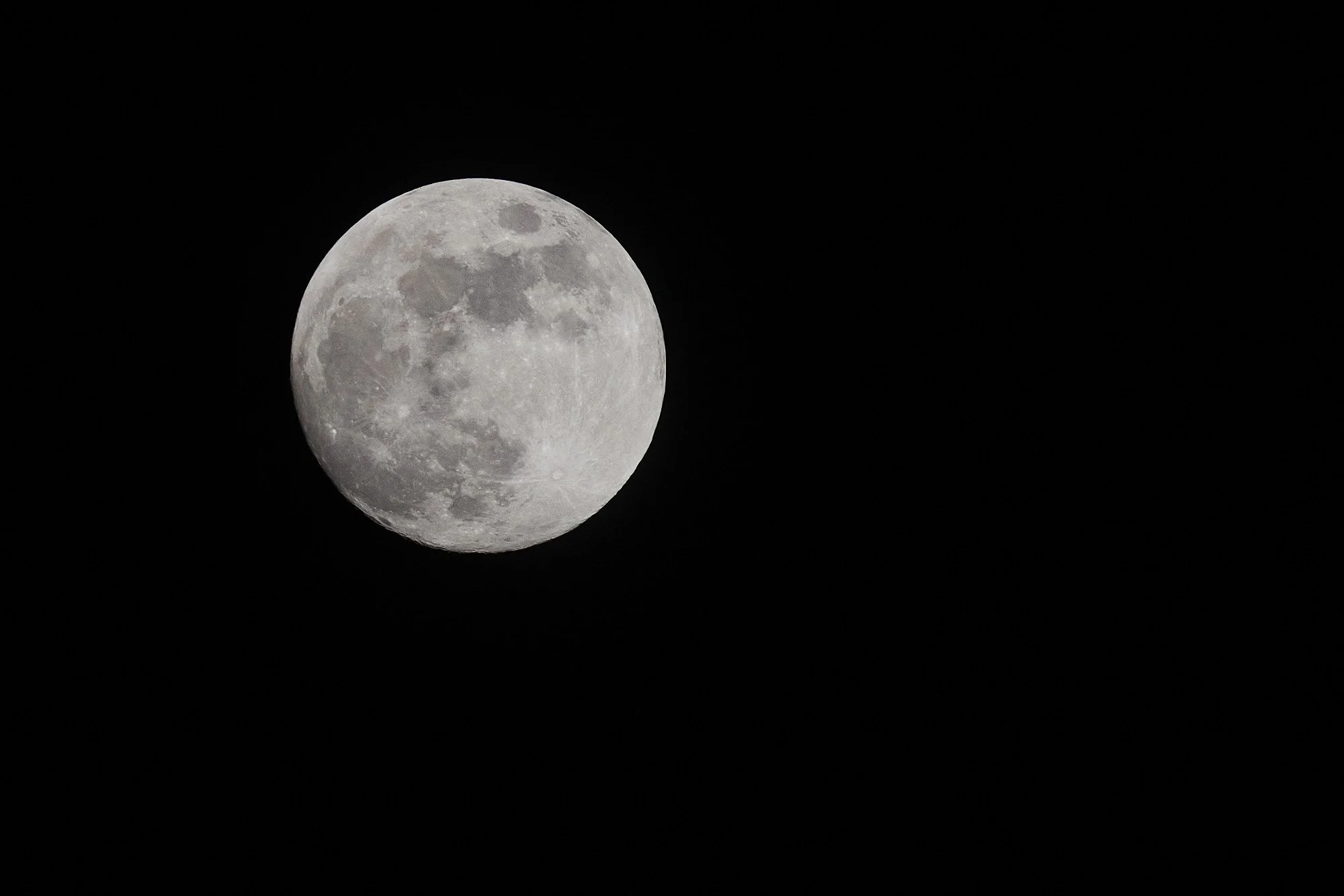 Der Vollmond aufgenommen mit einem Teleobjektiv